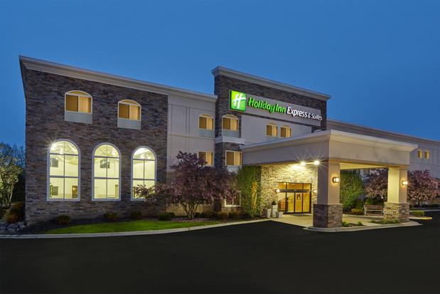 Images Holiday Inn Express & Suites Chicago-Libertyville, an IHG Hotel
