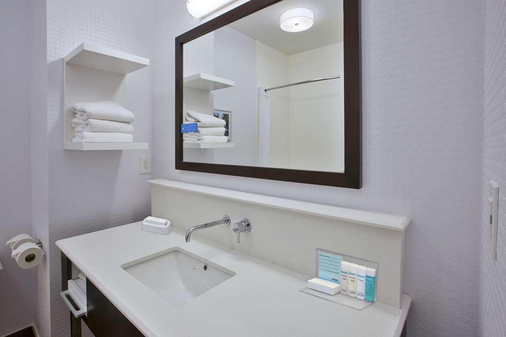 Guest room bath