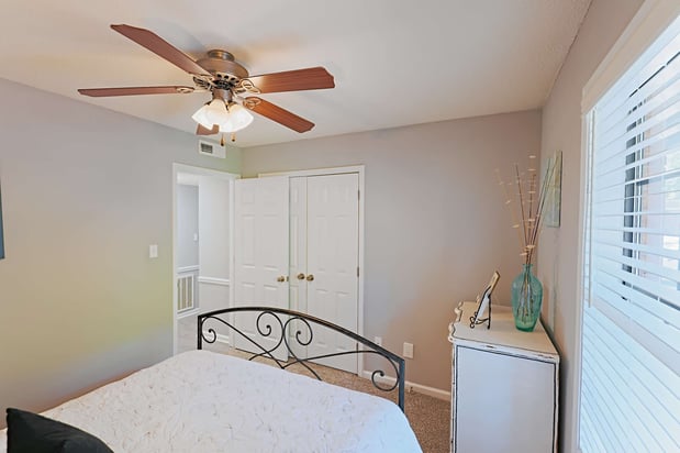 Images Lindsey Manor Apartments