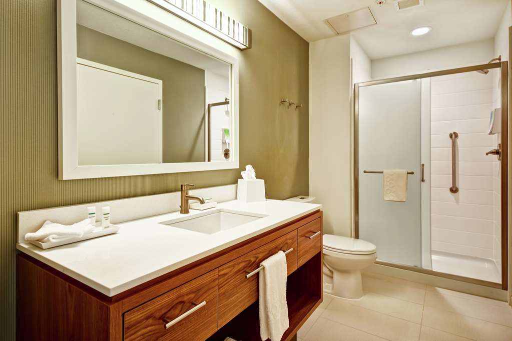 Guest room bath
