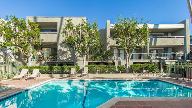 Images Encino Crest Apartments