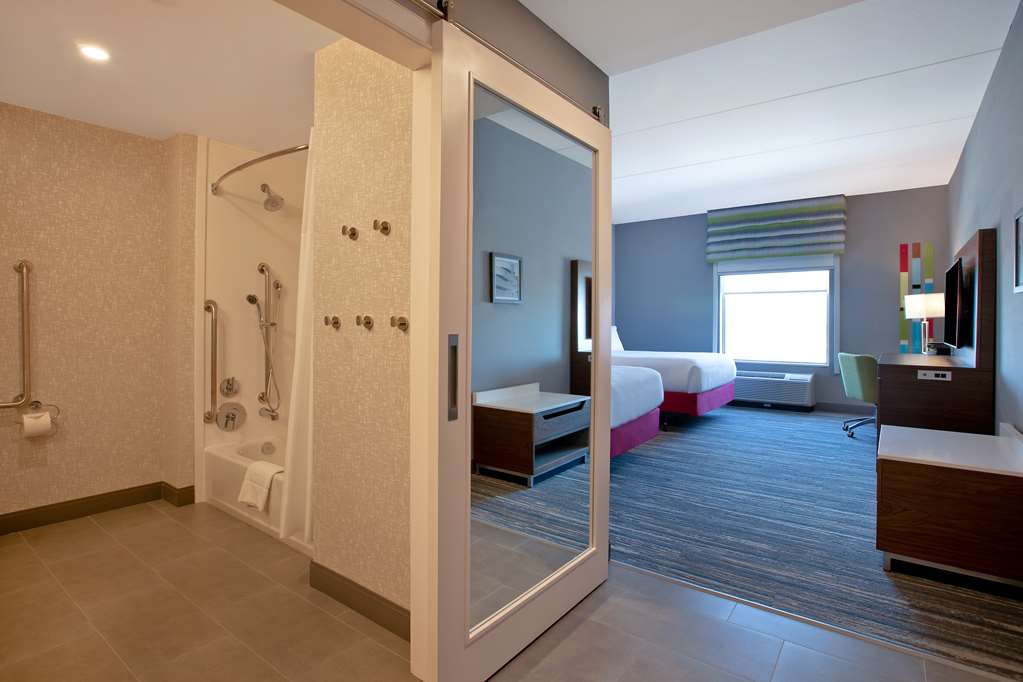 Guest room bath Hampton Inn & Suites Ottawa West Nepean (613)216-7829