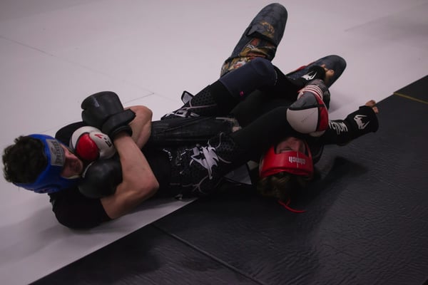 Grappling-Training mit Fokus auf Bodenkontrolle, Submission-Techniken und strategisches Arbeiten.