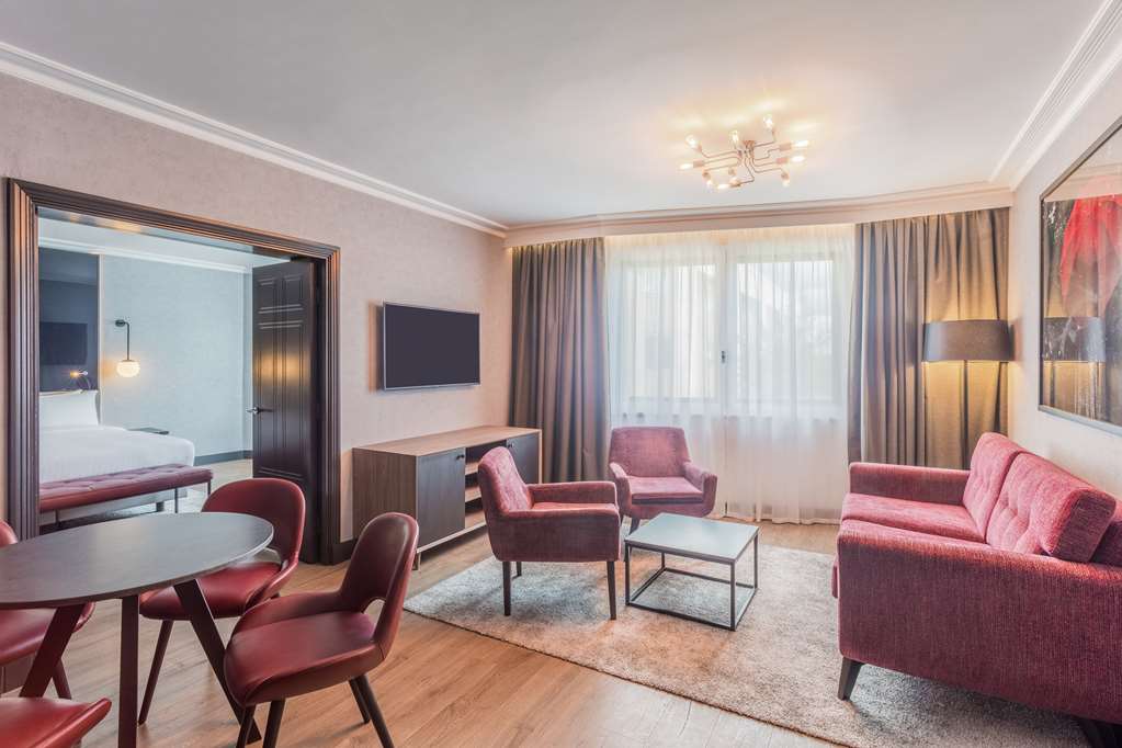 Images Radisson RED Hotel London Heathrow