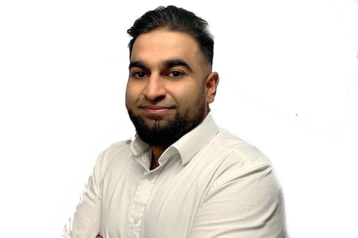 Rizwaan Makda, Contact Lens Specialist Director in our Telford store