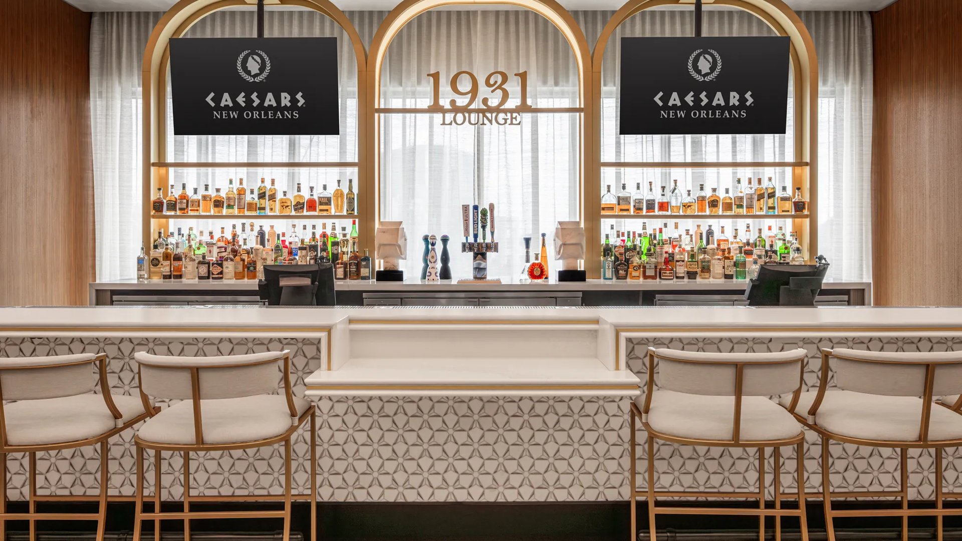 1931 at Caesars New Orleans bar and seating area.