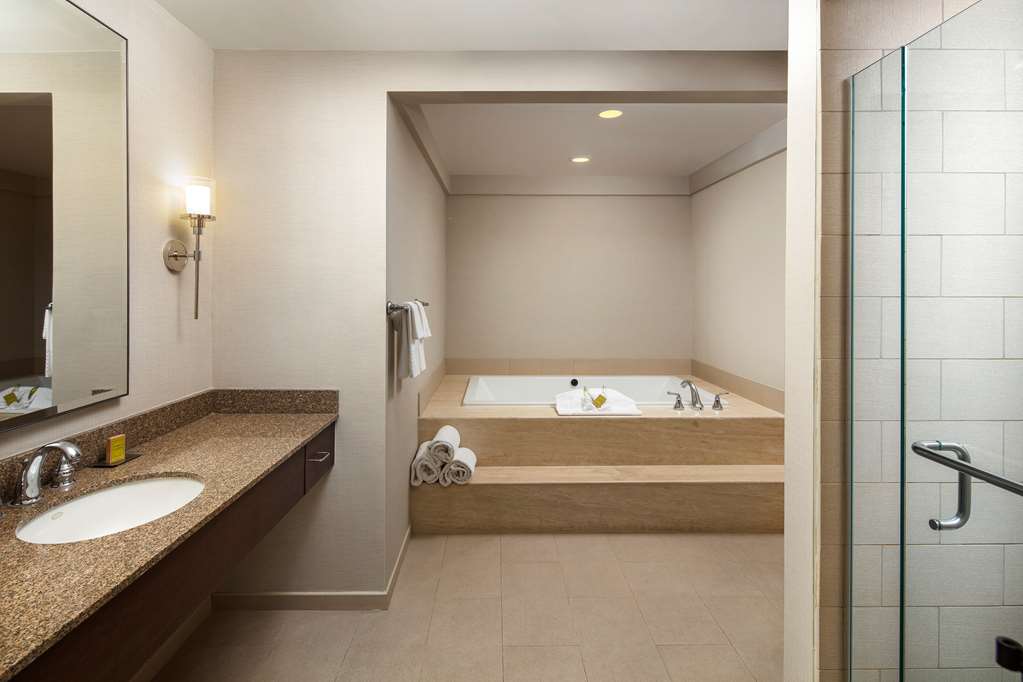 Guest room bath