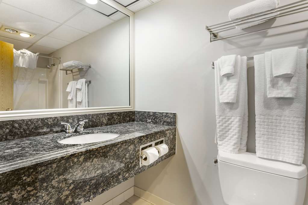 2 Queen Bed Room Bathroom