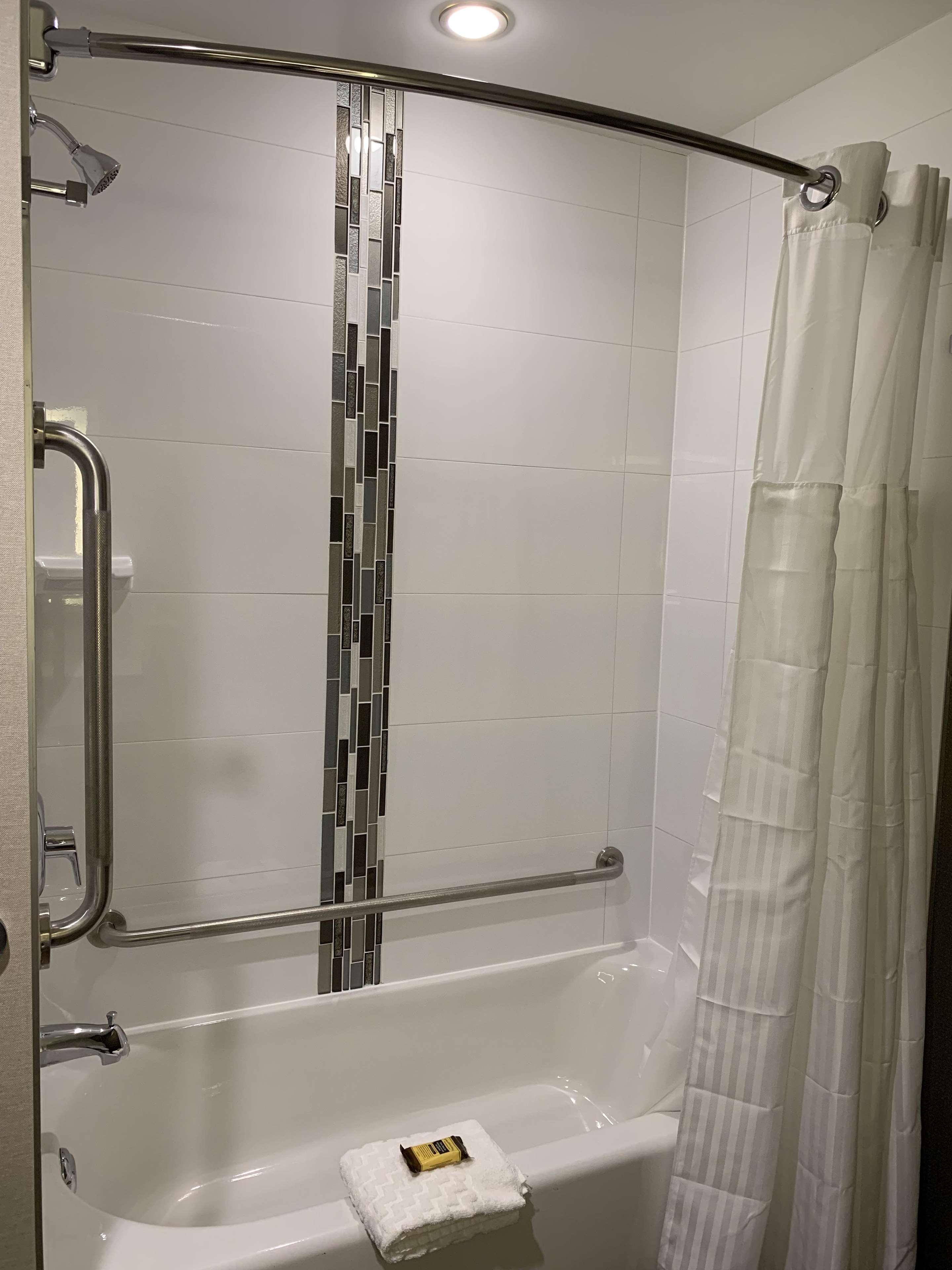 Accessible Room Bathroom Best Western Plus Hinton Inn & Suites Hinton (780)817-7000