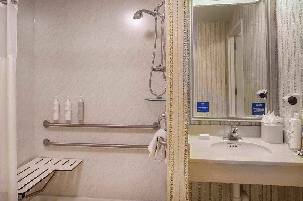 Guest room bath