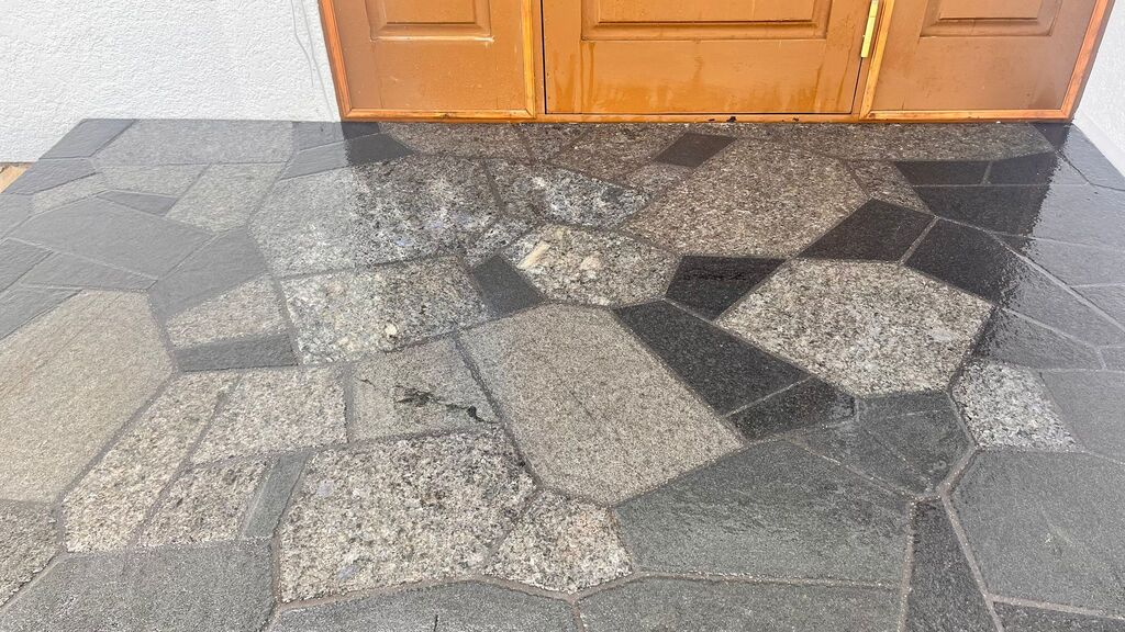 Latvijas meistaru darbs – marmora kāpnes, kas kalpo desmitgadēm.