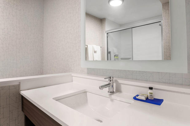 Images Holiday Inn Express & Suites Chicago O'Hare Airport, an IHG Hotel