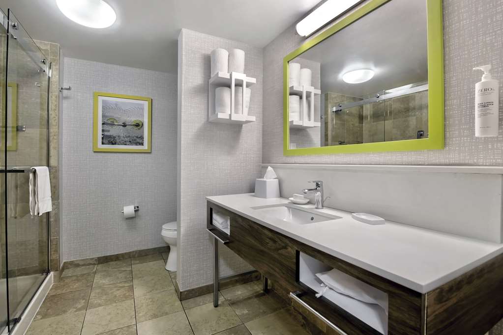 Guest room bath