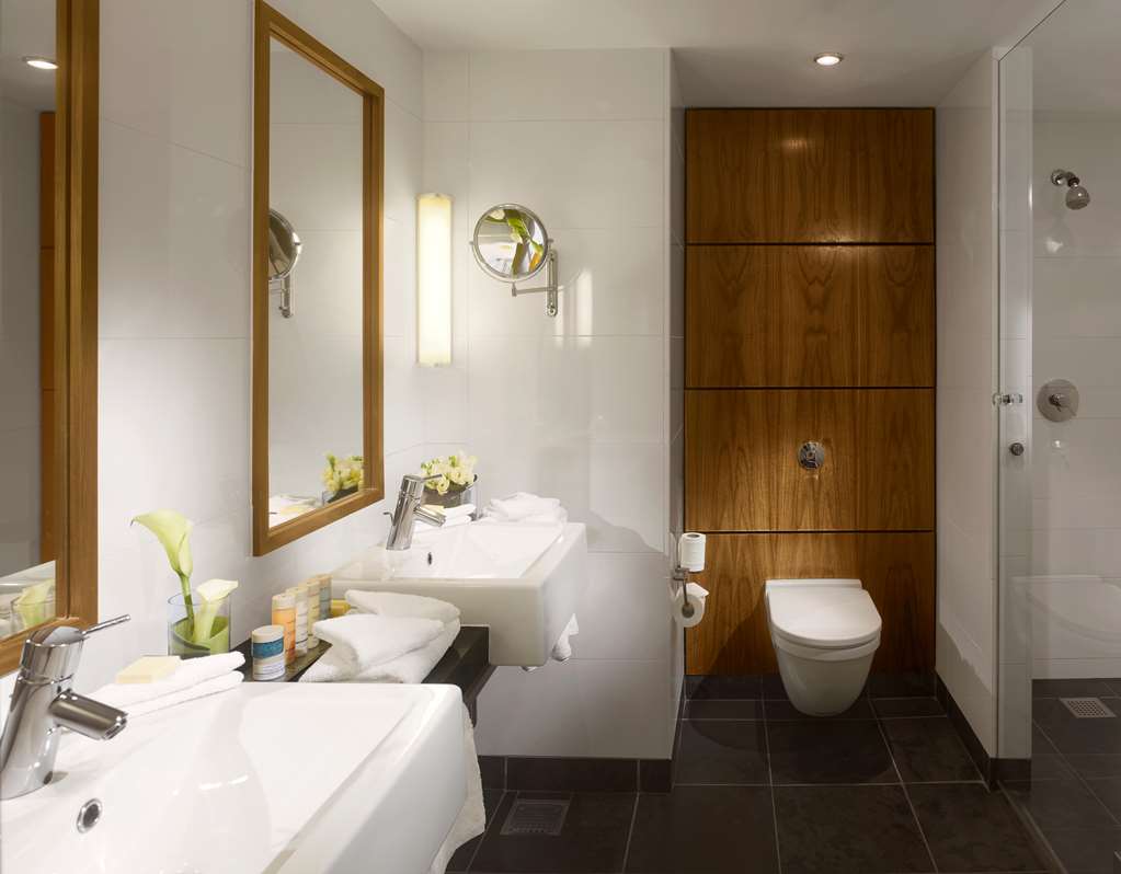 Guest Bathroom Radisson Blu Hotel, Liverpool Liverpool 01519 661500