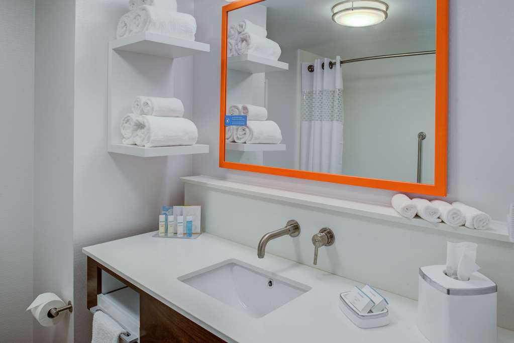 Guest room bath