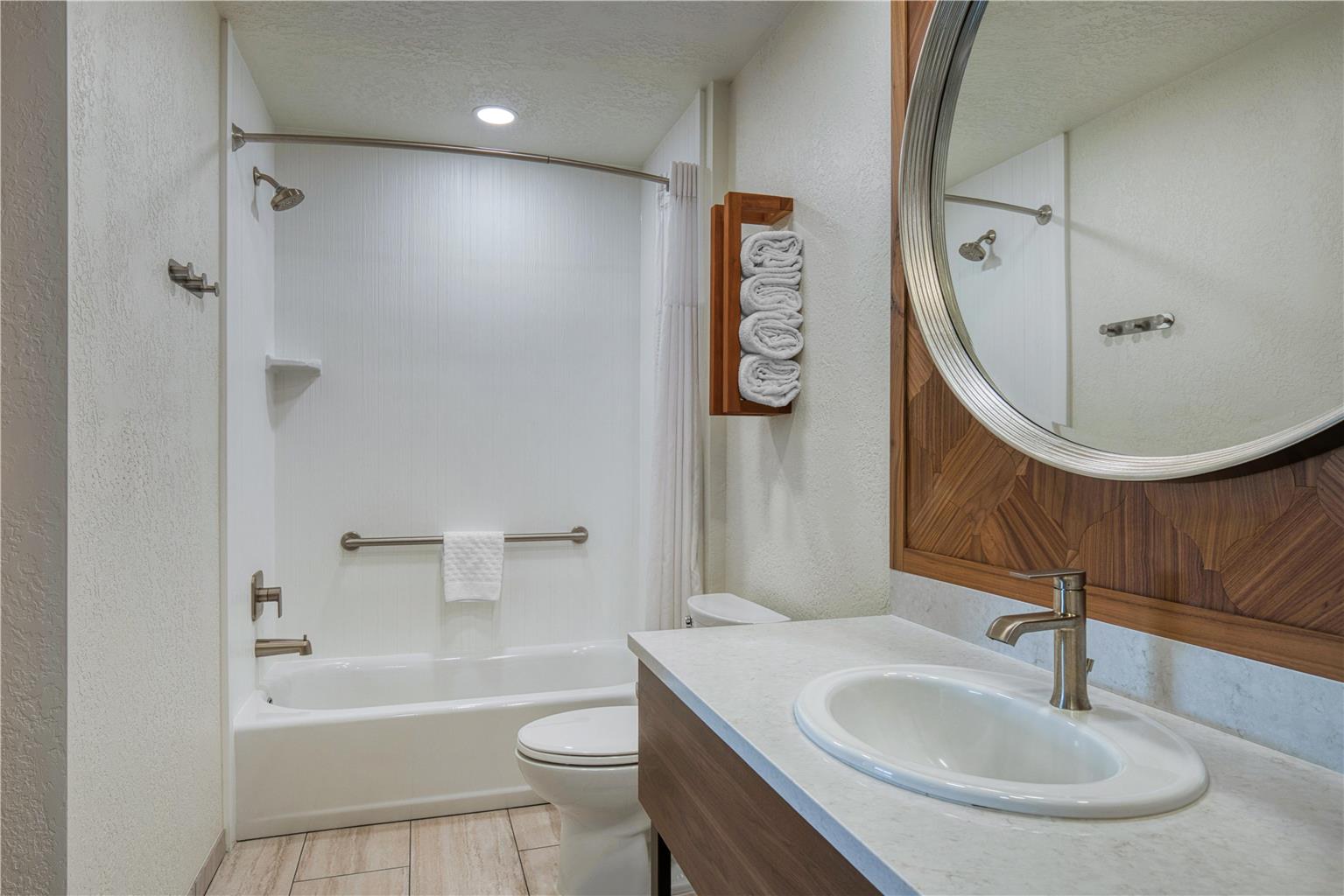 Double Queen Guest Bathroom (Poolside)