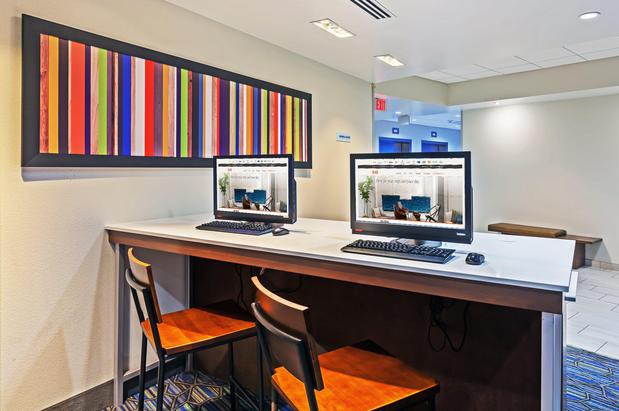 Images Holiday Inn Express & Suites Tulsa South - Woodland Hills by IHG