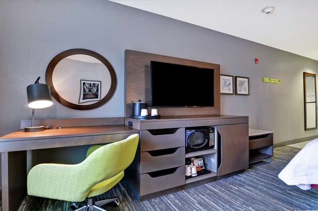 Images Hampton Inn & Suites Newark-Harrison-Riverwalk