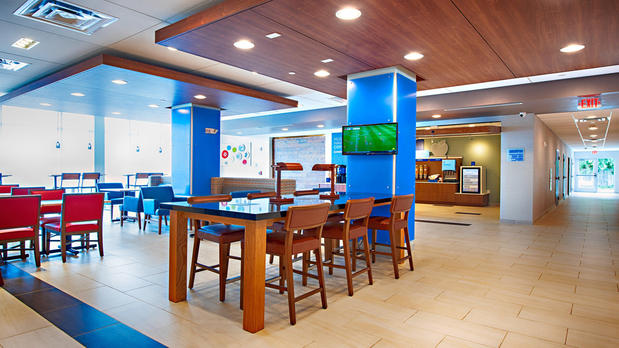 Images Holiday Inn Express & Suites Houston SW - Galleria Area by IHG