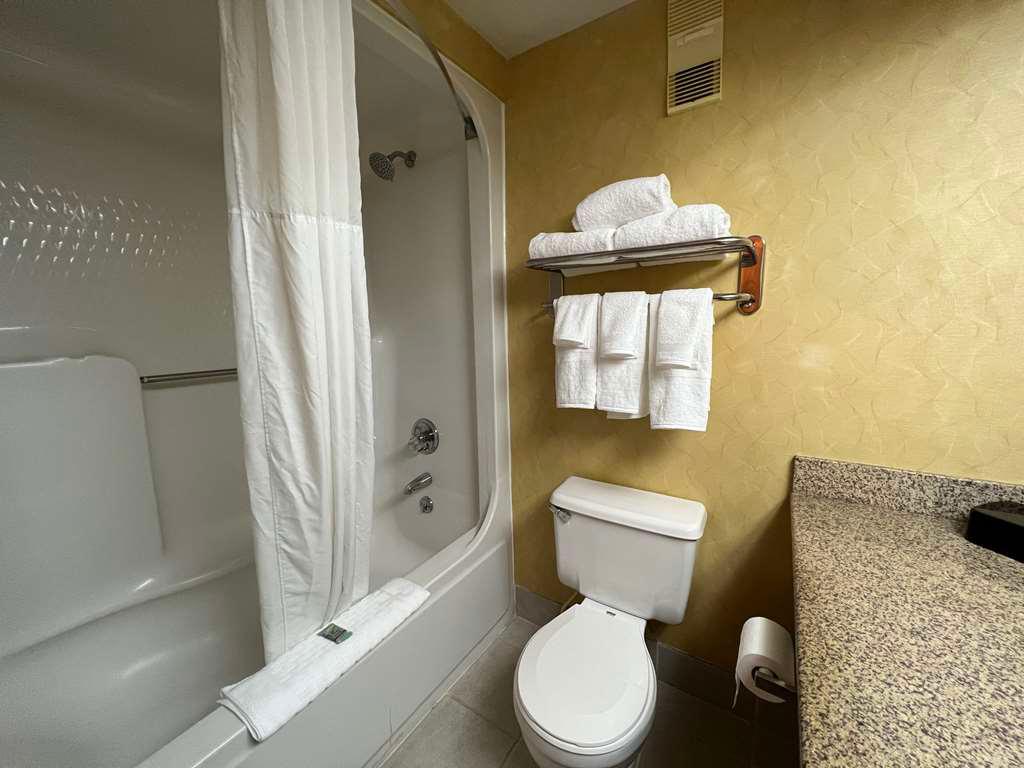 Guest Bathroom SureStay Plus By Best Western Hopkinsville Hopkinsville (270)874-2680