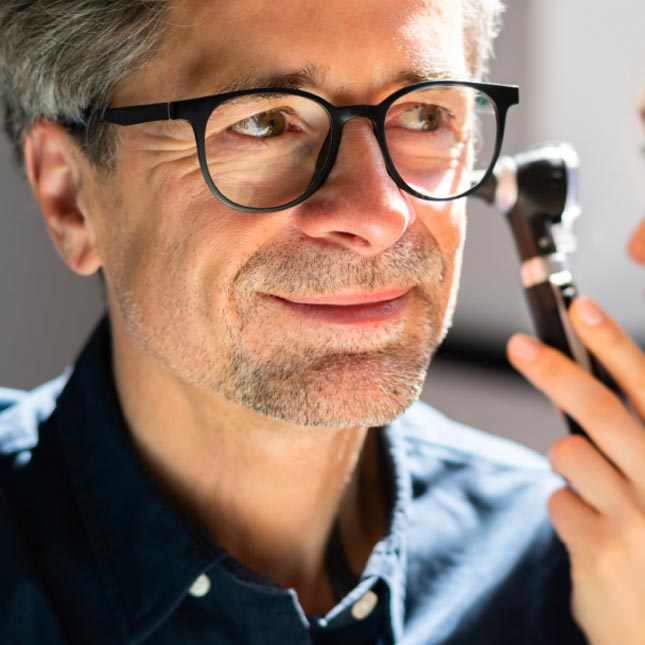 Uomo adulto effettua un controllo dell'udito gratuito presso il Centro Acustico AudioNova di Montecatini Terme