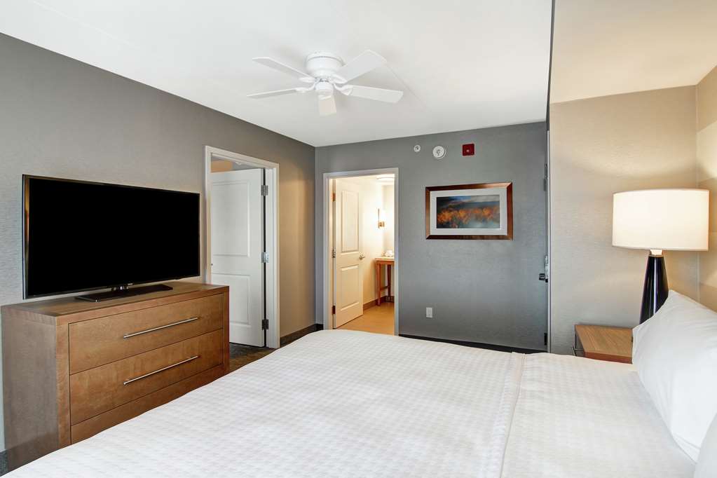Homewood Suites by Hilton Ottawa Kanata in Kanata: Guest room