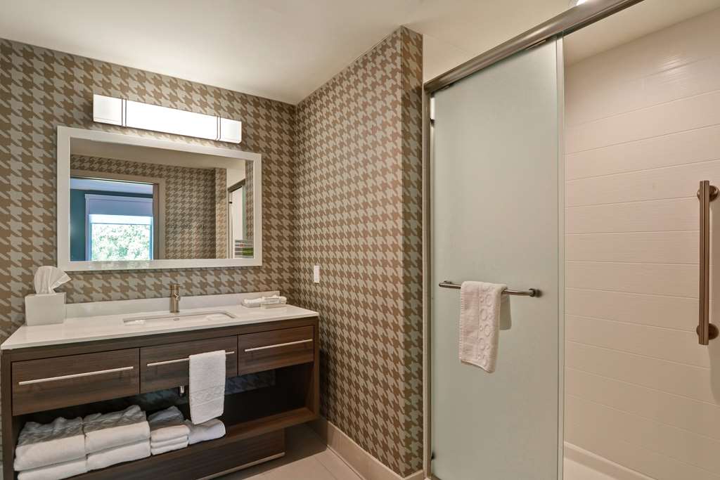Guest room bath