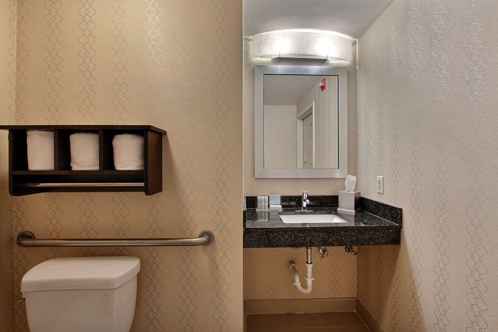 Guest room bath