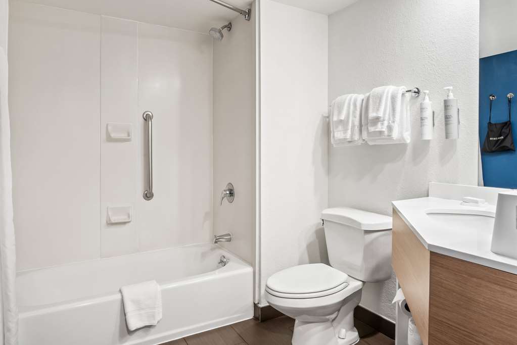 Guest room bath
