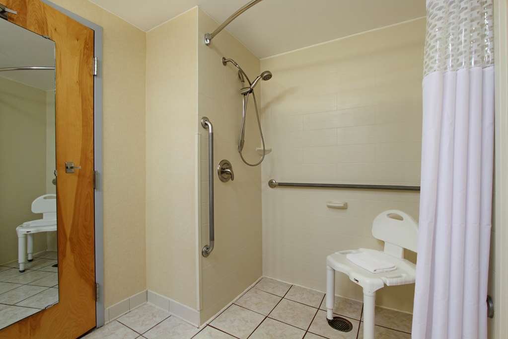 Guest room bath