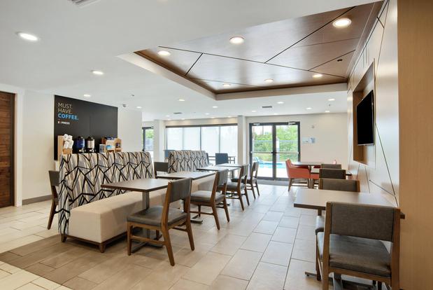 Images Holiday Inn Express & Suites Mobile – I-65 by IHG