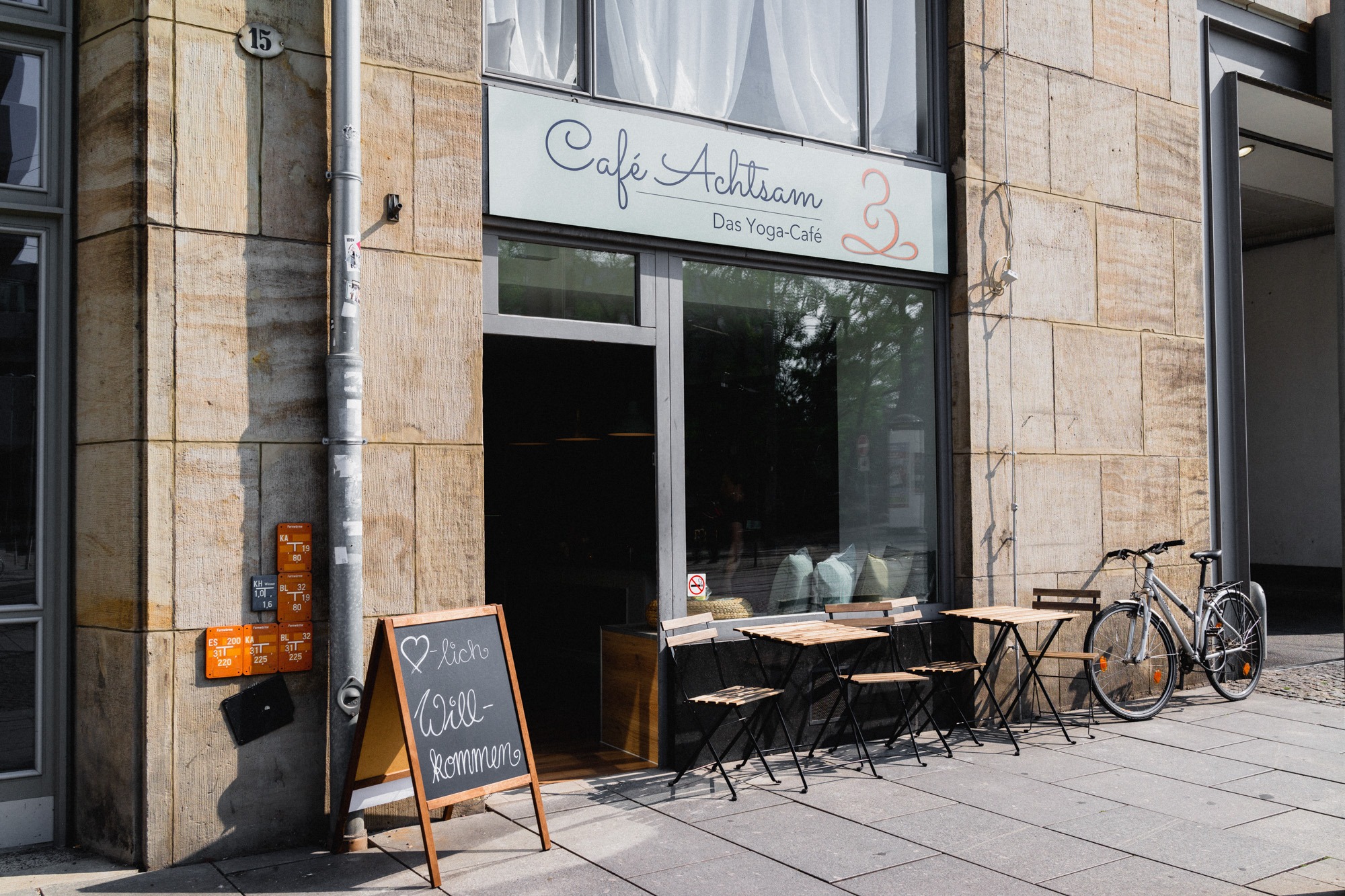Café Achtsam - Das Yoga-Café, Wallstraße 15 in Dresden