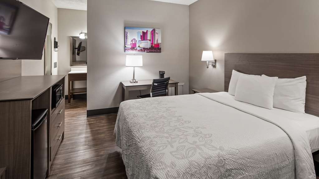 Queen Guestroom