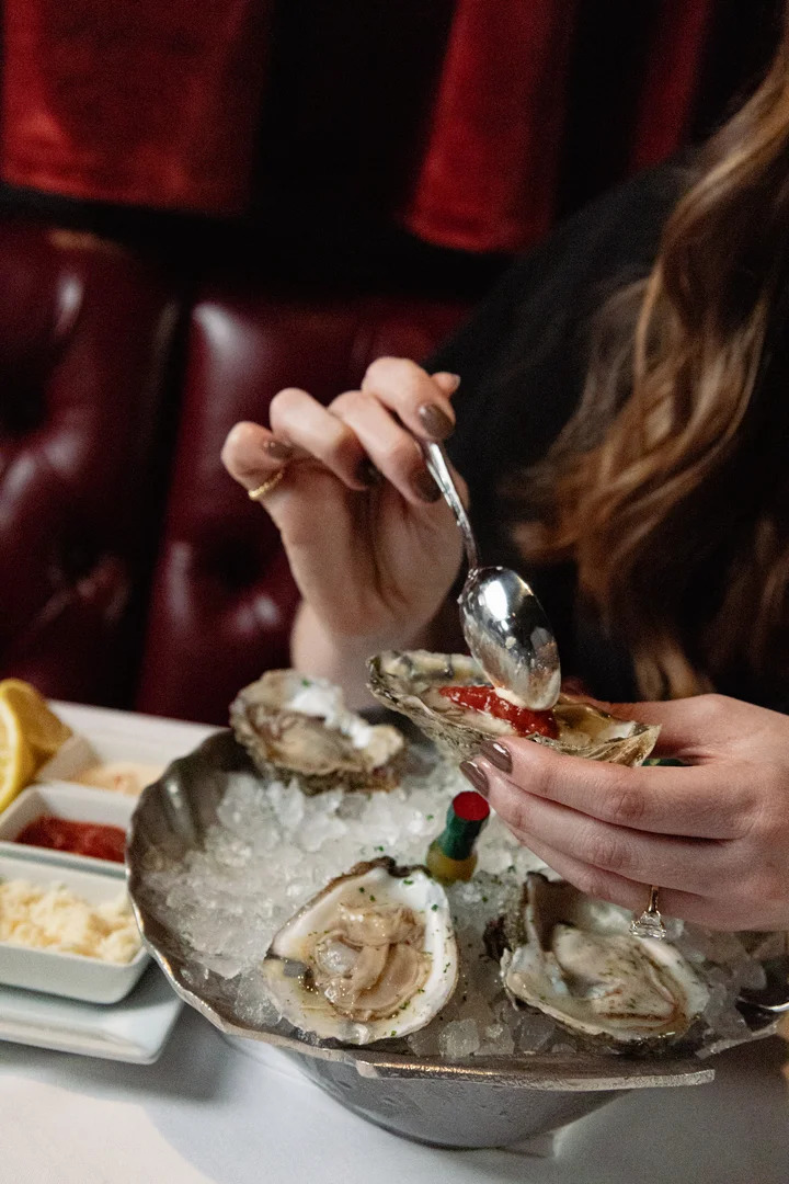 Woman preparing an oysters tray