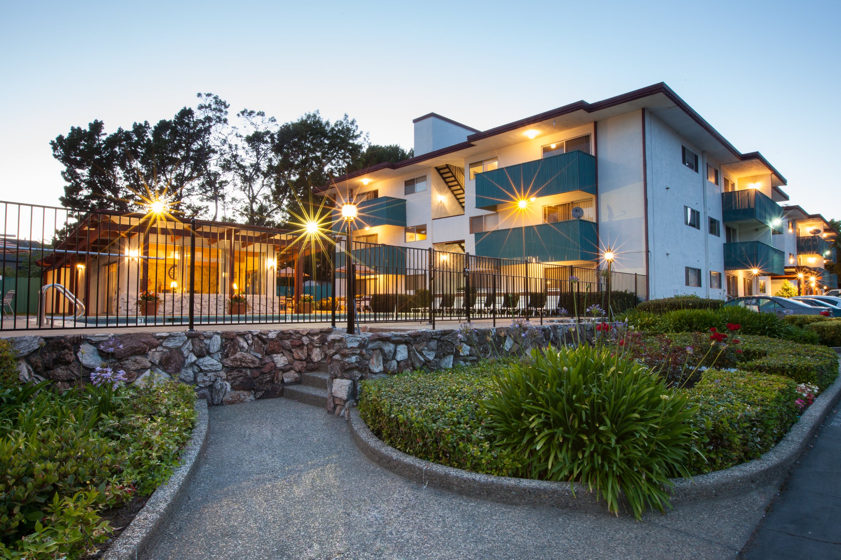 Del Coronado Apartments Photo