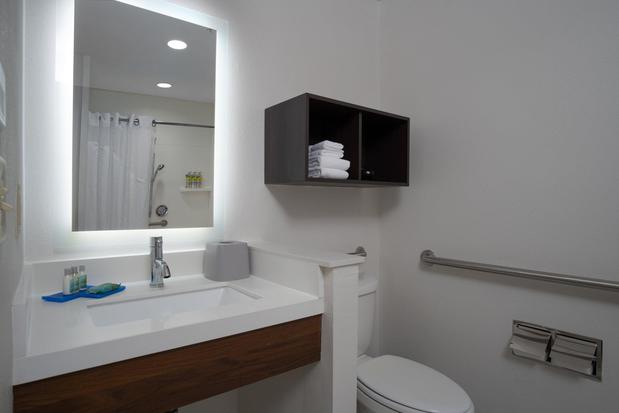 Images Holiday Inn Express & Suites Orlando - International Drive, an IHG Hotel