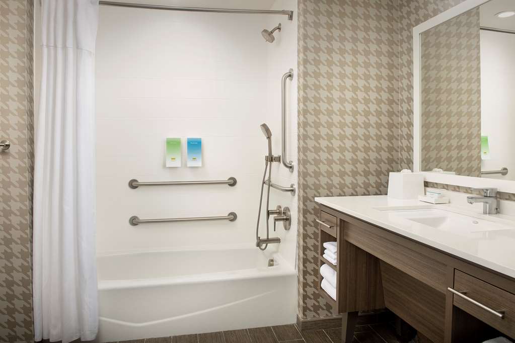 Guest room bath