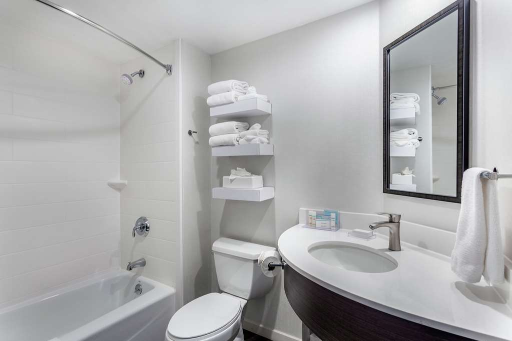 Guest room bath
