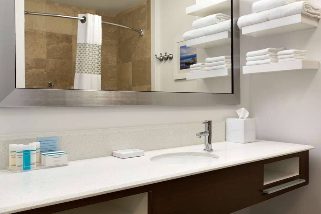Guest room bath