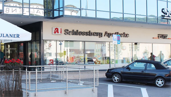 Aussenansicht der Schlossberg Apotheke