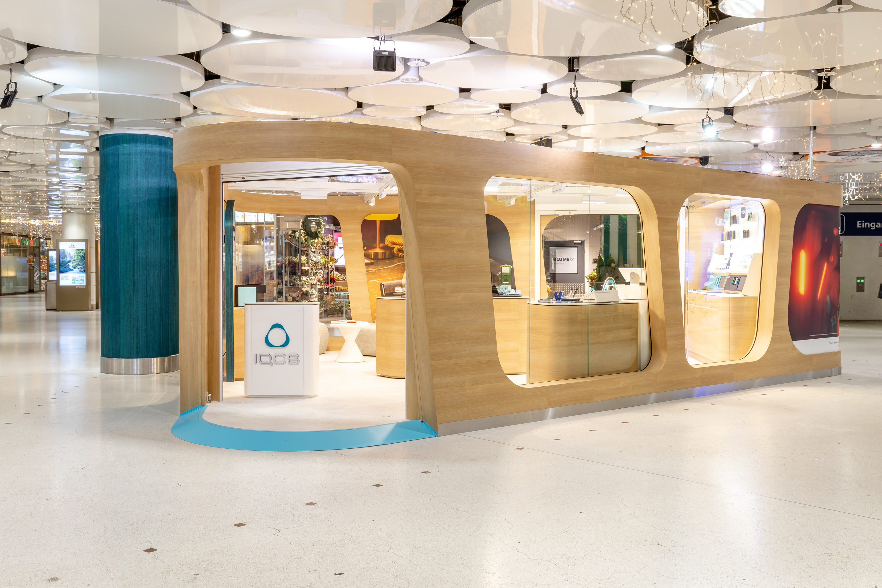Kundenbild groß 4 IQOS Shop-in-Shop