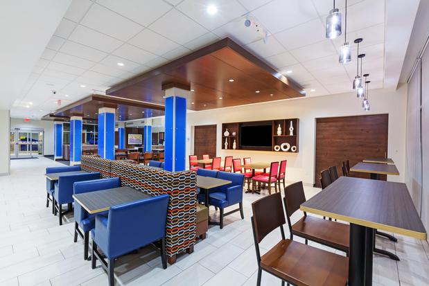 Images Holiday Inn Express & Suites Tulsa South - Woodland Hills by IHG