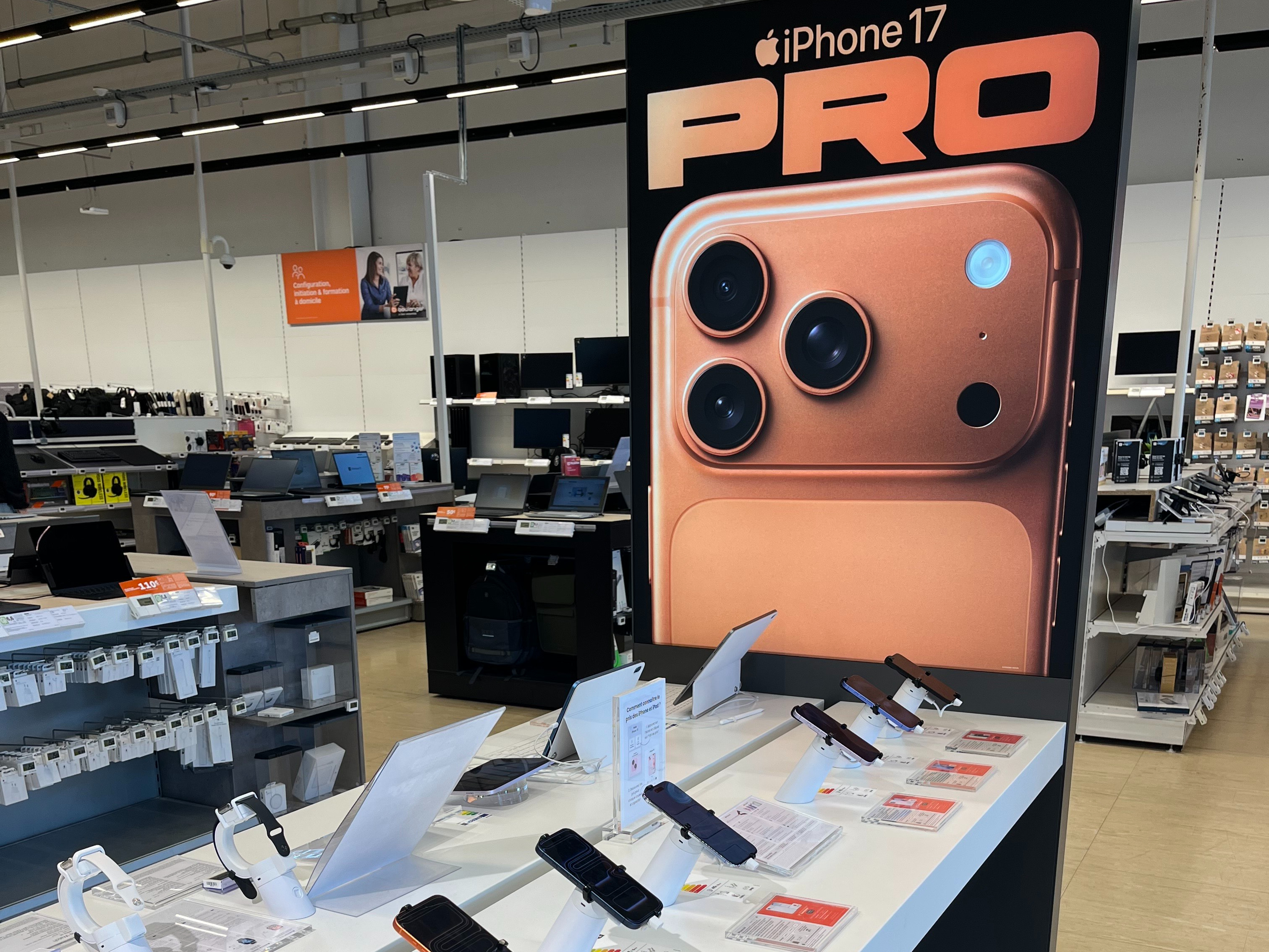 Table d'exposition Apple
Iphone 17 Pro max
Iphone 17 Pro
Iphone 17 Air
Iphone 17
Iphone 16
Iphone 16e
Iphone 15
Apple Watch SE
Apple Watch Série 10
Ipad Mini
Ipad Air
Ipad Pro
