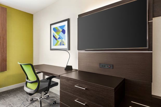 Images Holiday Inn Express & Suites Redding by IHG