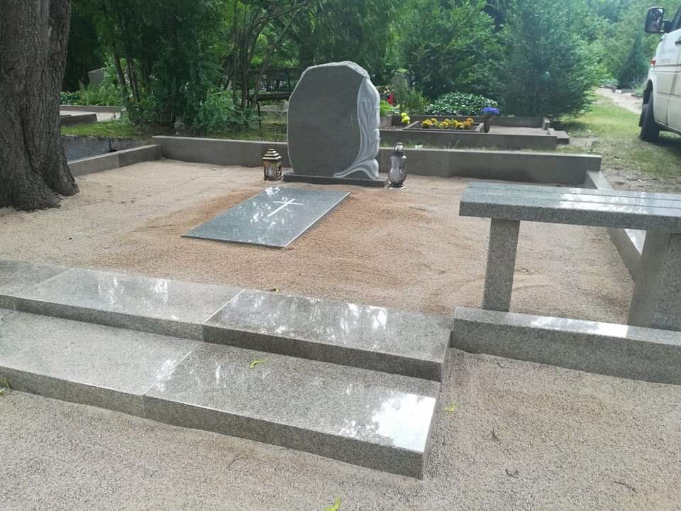 Pilns kapavietas iekārtošanas process – no plānojuma līdz apstādījumu ierīkošanai.