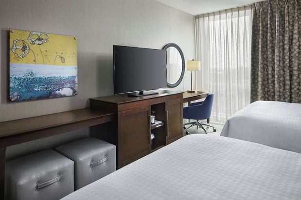 Images Hampton Inn & Suites Teaneck Glenpointe