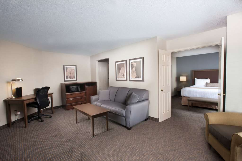 King Tower Suite Best Western Plus Cairn Croft Hotel Niagara Falls (905)356-1161