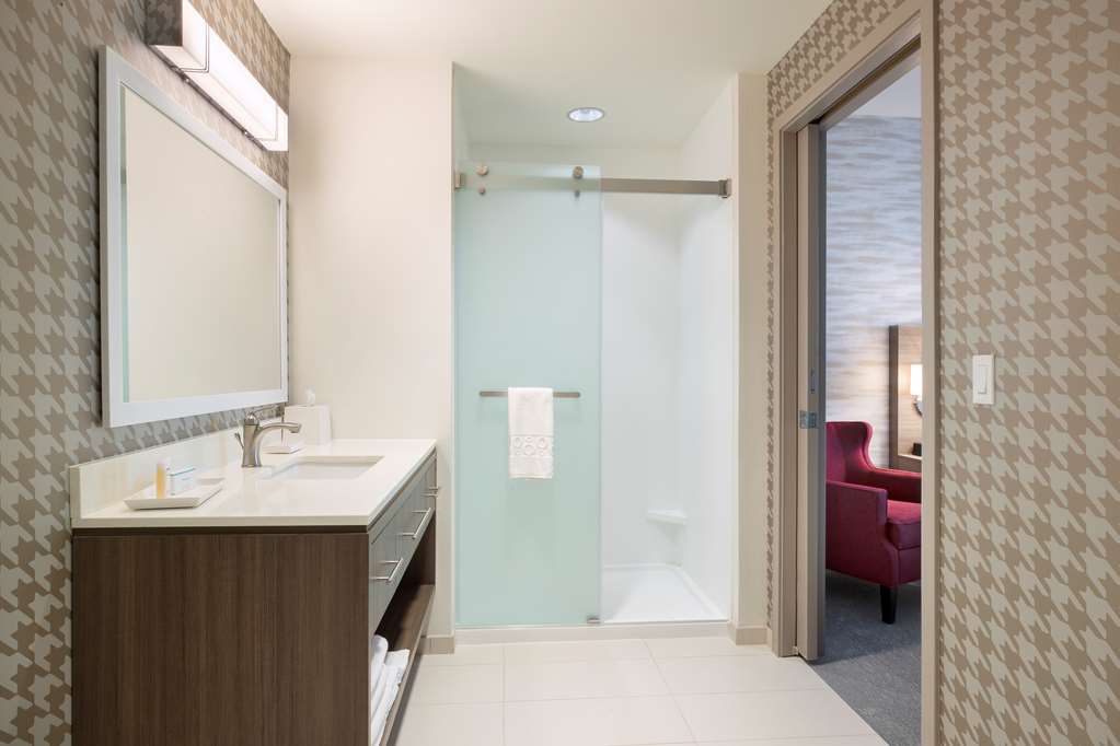 Guest room bath
