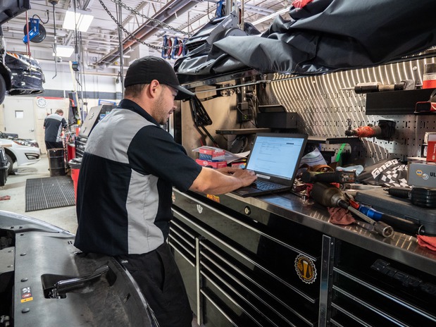 Images Luther Kia of Bloomington