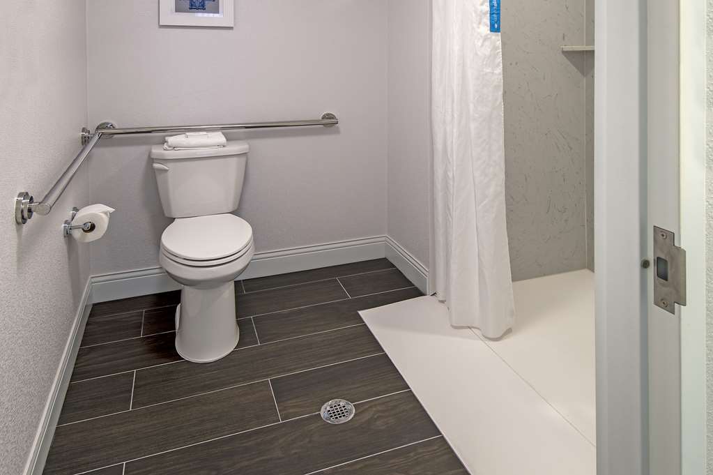 Guest room bath